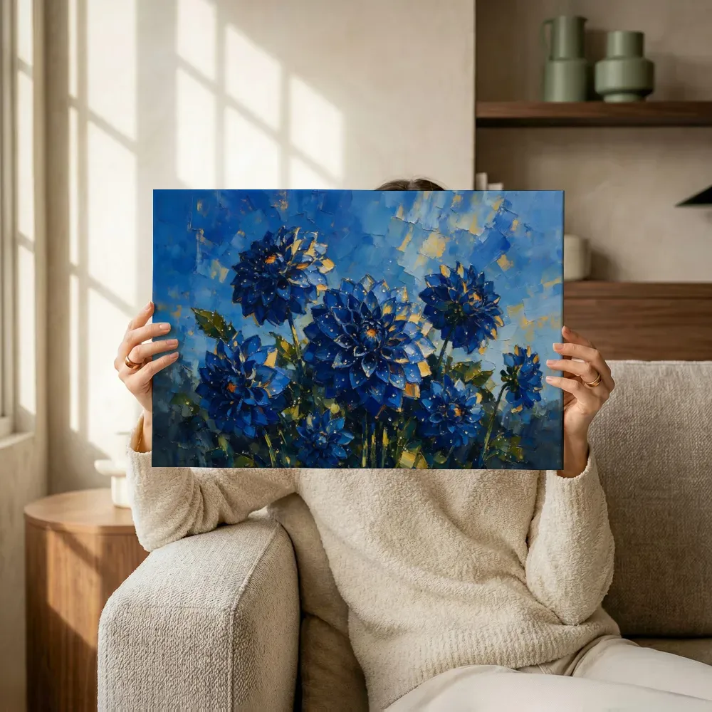 Sfeerimpressie: Dahlia onder de hemel in diepblauw terwijl het omhoog wordt gehouden