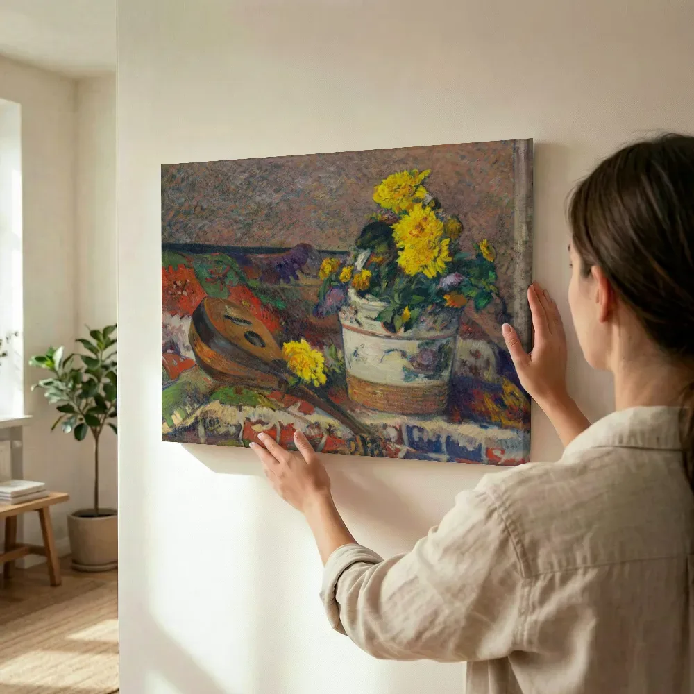 Sfeerimpressie: Dahlia's en mandoline van Paul Gauguin terwijl het wordt opgehangen