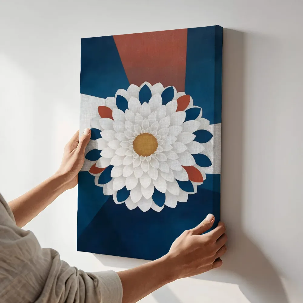 Sfeerimpressie: Dahlia van dichtbij in kalkwit en zeeblauw terwijl het aan de muur wordt gehangen