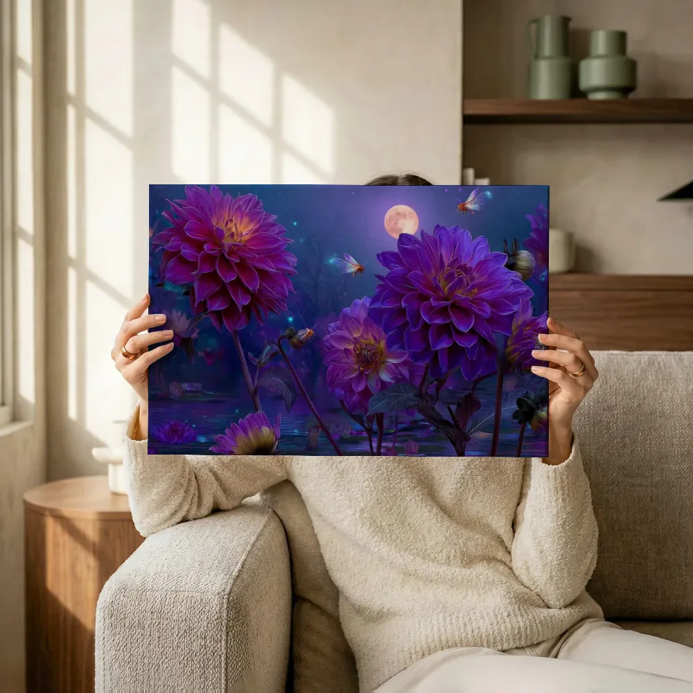 Sfeerimpressie: Dahlia's in maanlicht terwijl het omhoog wordt gehouden