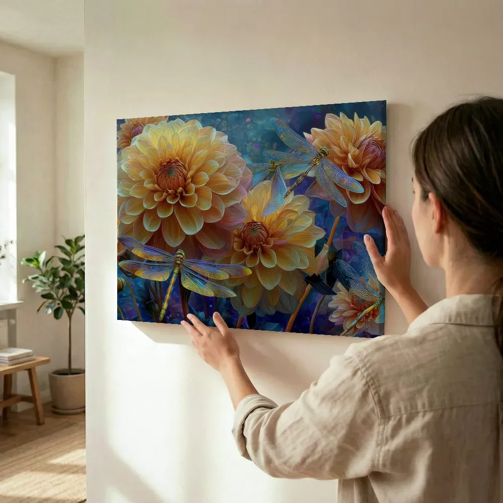Sfeerimpressie: Dahlia's en libellen in het maanlicht terwijl het wordt opgehangen