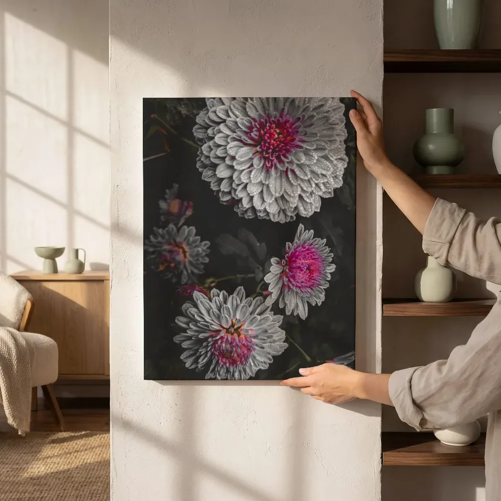 Sfeerimpressie: Dahlia's in zilvergrijs met roze gloed naast de kast