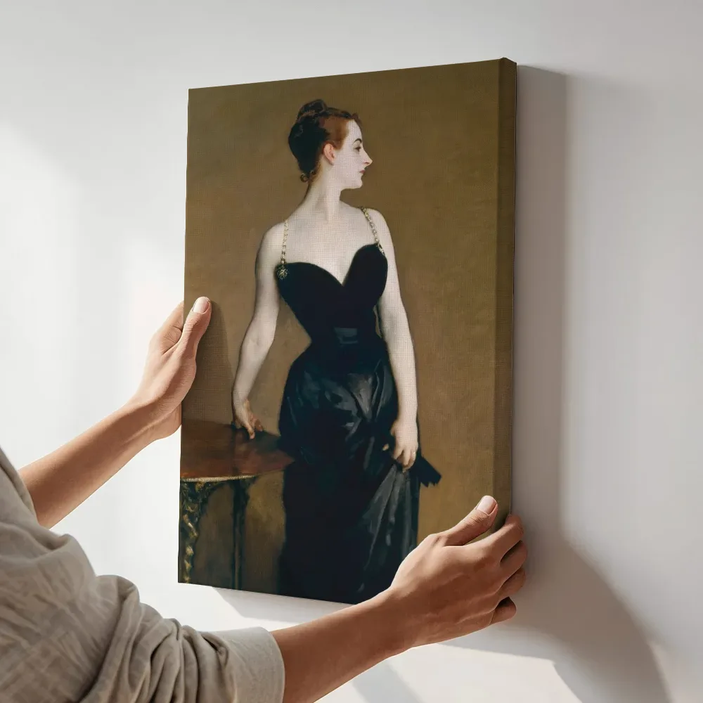 Sfeerimpressie: Dame in het zwart terwijl het aan de muur wordt gehangen