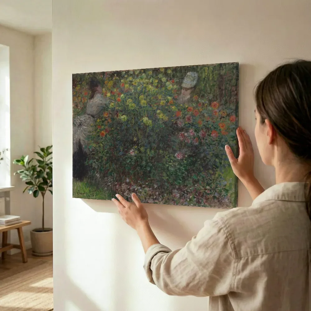 Sfeerimpressie: Dames tussen de bloemen van Claude Monet terwijl het wordt opgehangen
