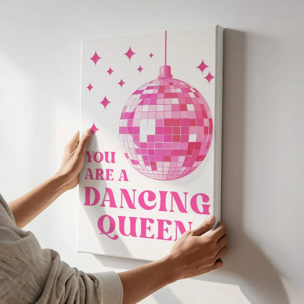 Sfeerimpressie: Dansende koningin terwijl het aan de muur wordt gehangen