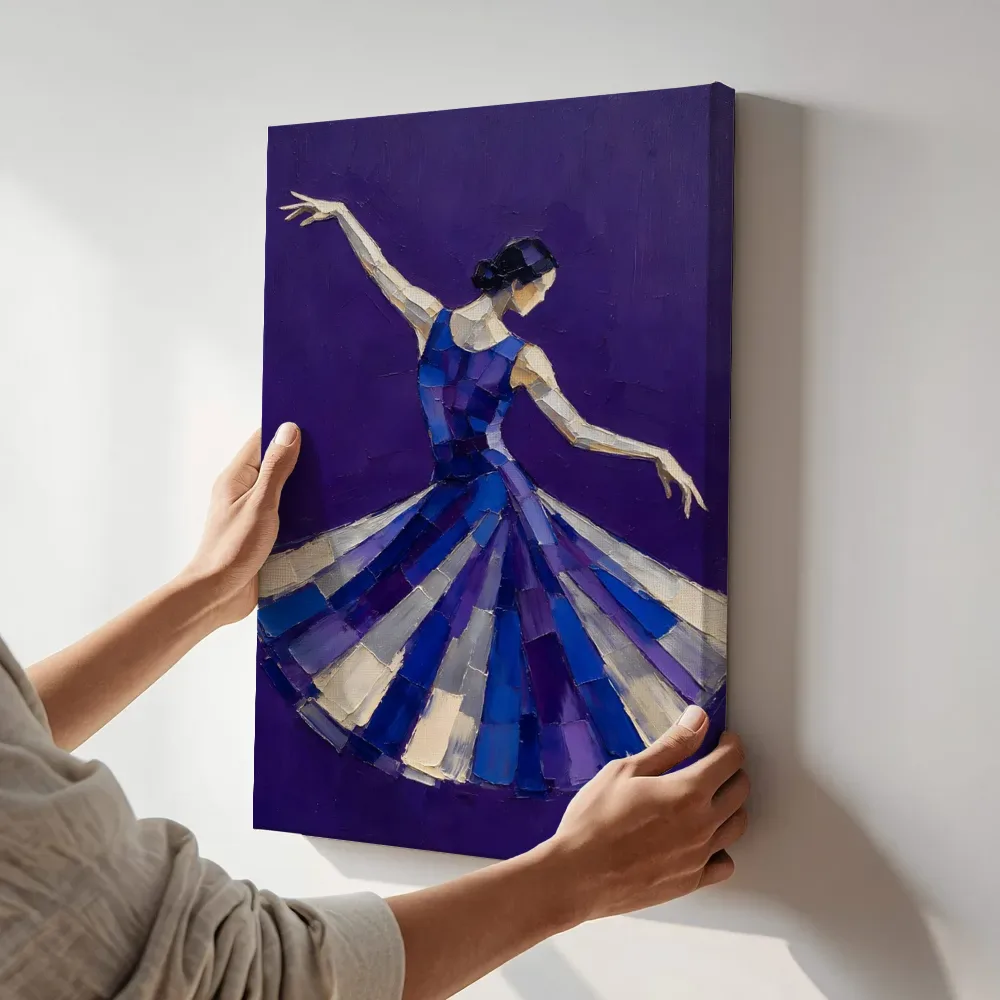 Sfeerimpressie: Danseres, olieverf in diep kobalt en violet terwijl het aan de muur wordt gehangen