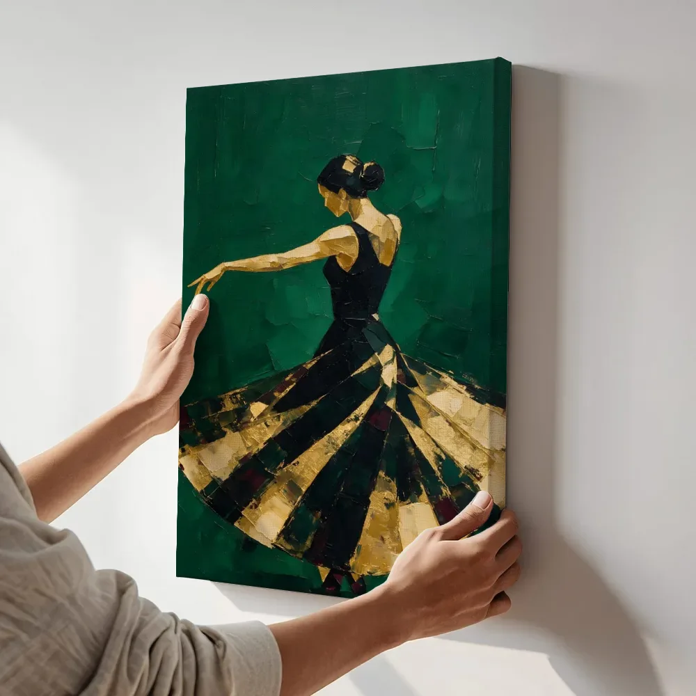 Sfeerimpressie: Danseres, olieverf in donker smaragd en zwart terwijl het aan de muur wordt gehangen