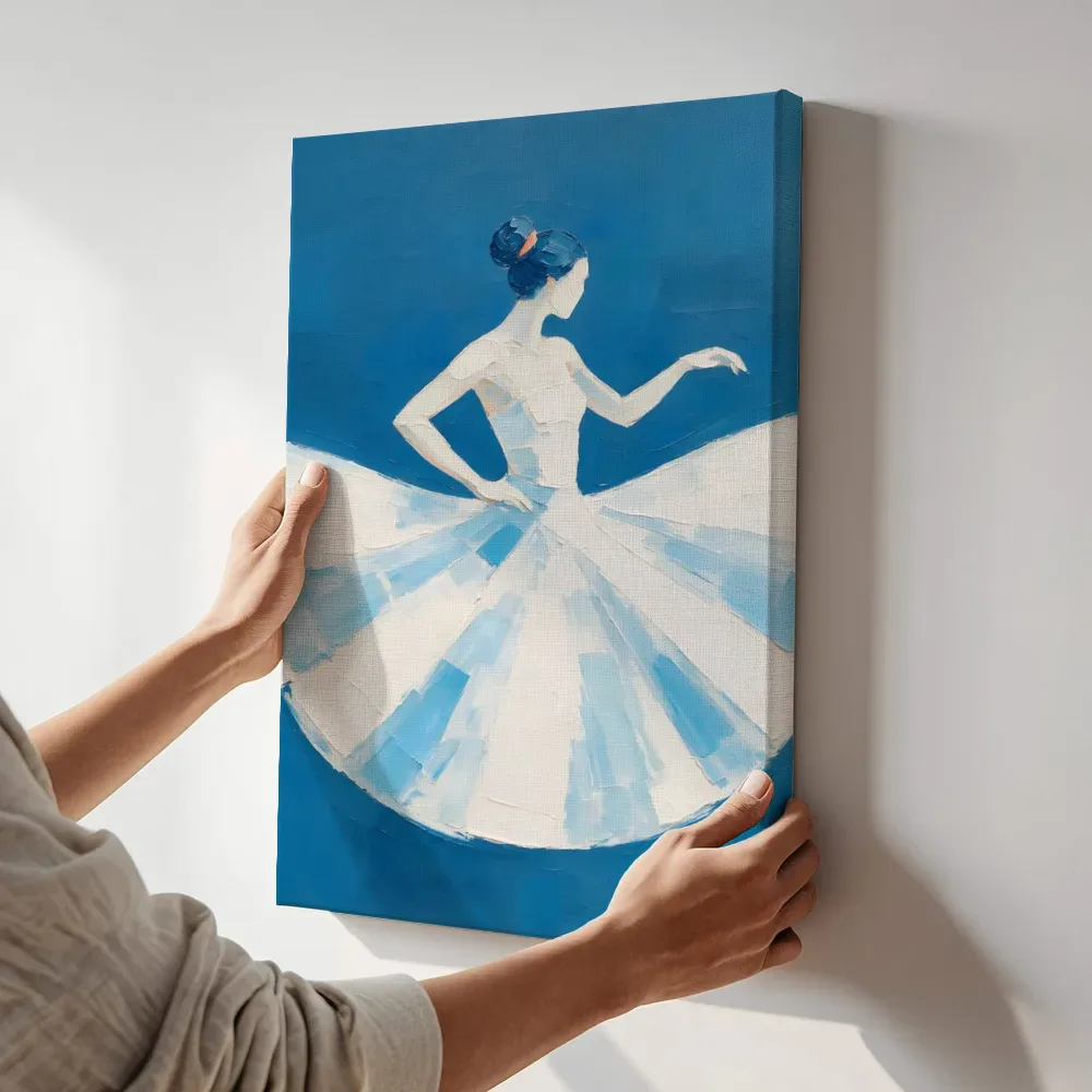 Sfeerimpressie: Danseres, olieverf in hemelsblauw terwijl het aan de muur wordt gehangen