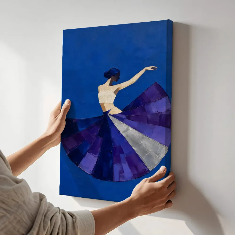 Sfeerimpressie: Danseres, olieverf in kobalt en violet terwijl het aan de muur wordt gehangen