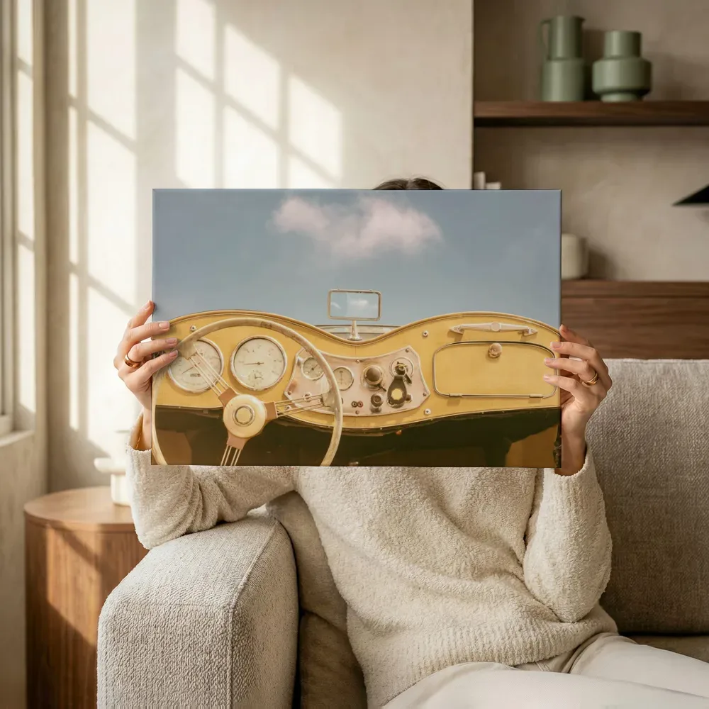 Sfeerimpressie: Dashboard van een klassieke oldtimer terwijl het omhoog wordt gehouden