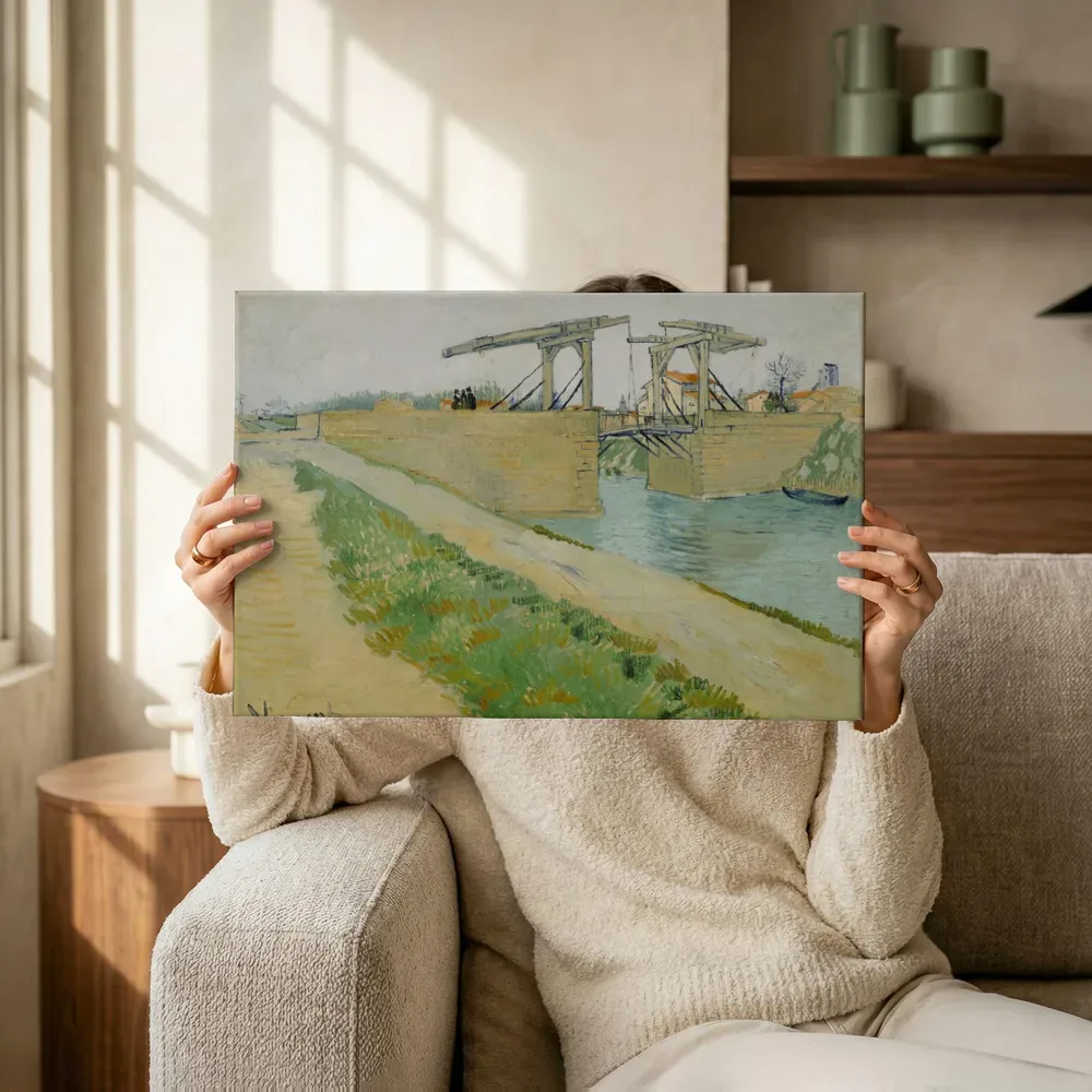 Sfeerimpressie: De brug van Langlois van Vincent van Gogh terwijl het omhoog wordt gehouden