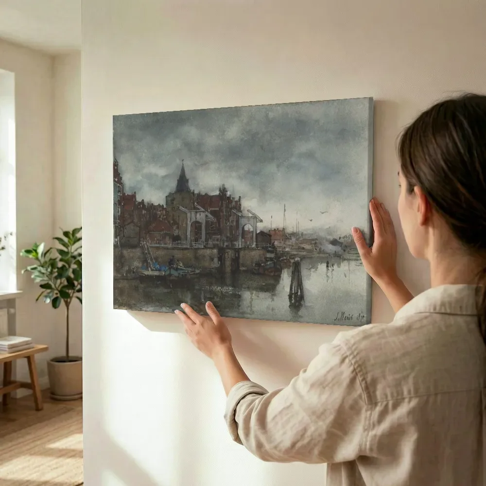 Sfeerimpressie: De Buitenkant met de Schreierstoren te Amsterdam van Jacob Maris terwijl het wordt opgehangen
