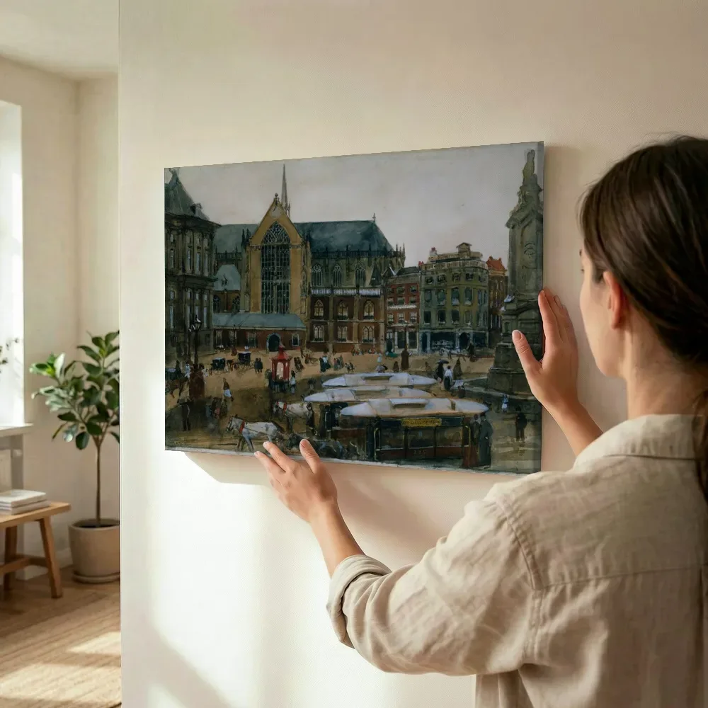 Sfeerimpressie: De Dam te Amsterdam van George Hendrik Breitner terwijl het wordt opgehangen