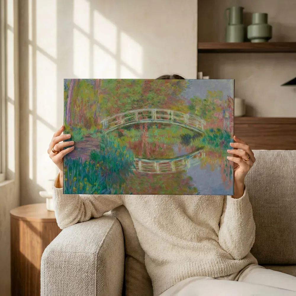 Sfeerimpressie: De Japanse brug van Claude Monet terwijl het omhoog wordt gehouden