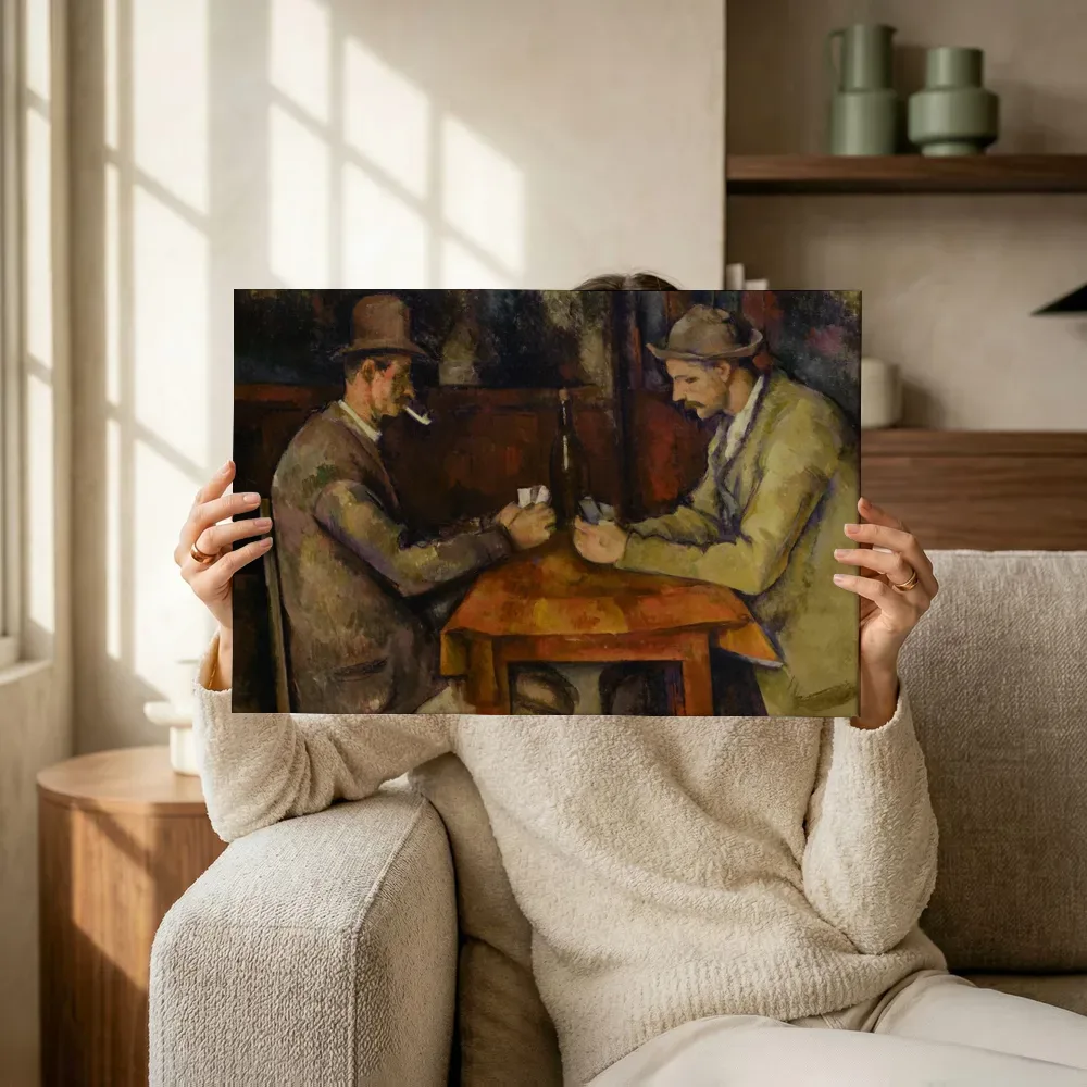 Sfeerimpressie: De kaartspelers (Cézanne) van Paul Cezanne terwijl het omhoog wordt gehouden