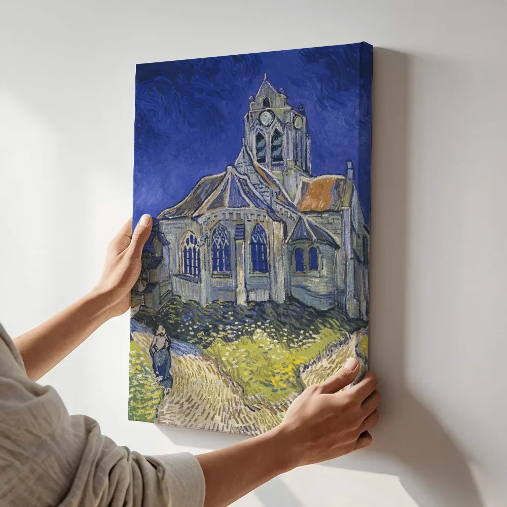 Sfeerimpressie: De kerk van Auvers van Vincent van Gogh terwijl het aan de muur wordt gehangen