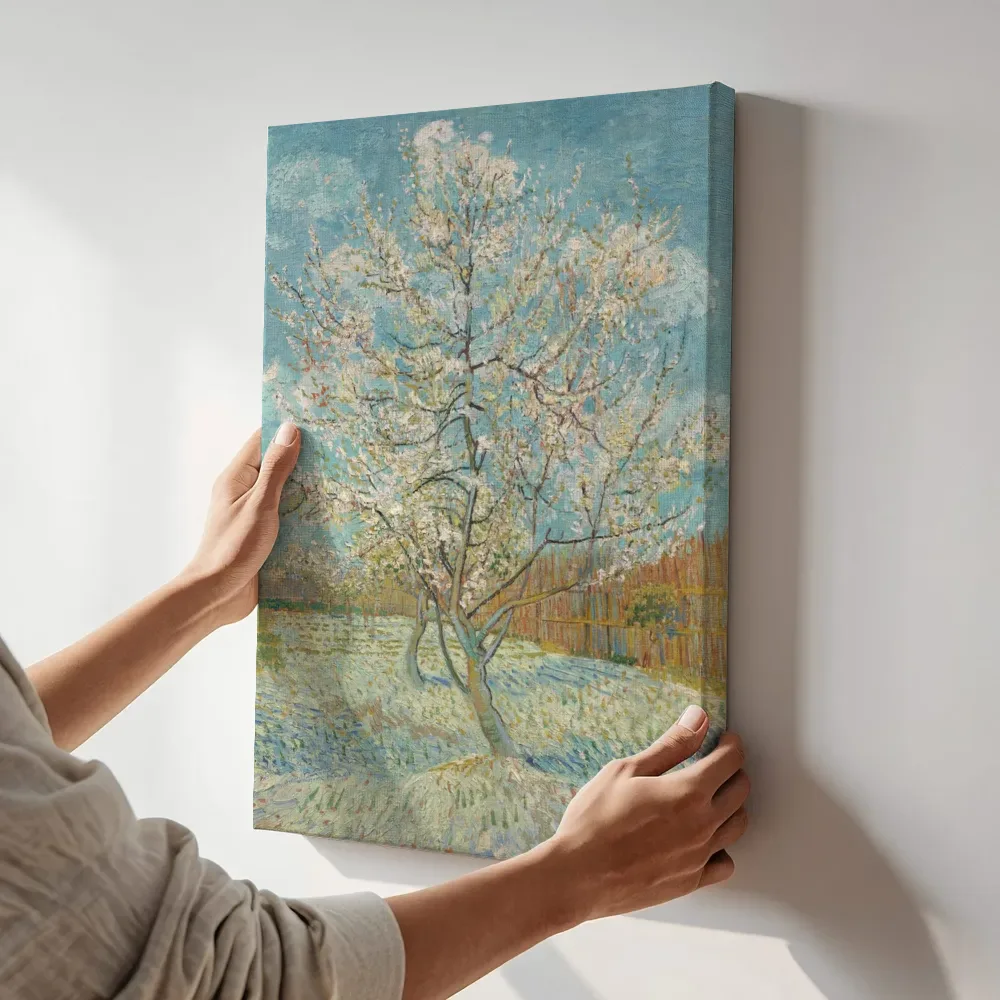 Sfeerimpressie: De roze perzikboom van Vincent van Gogh terwijl het aan de muur wordt gehangen