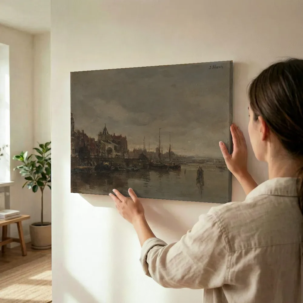 Sfeerimpressie: De Schreierstoren met de brug over de Gelderse Kade te Amsterdam van Jacob Maris terwijl het wordt opgehangen
