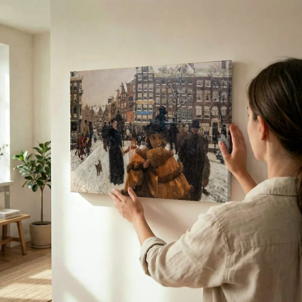 Sfeerimpressie: De Singelbrug bij de Paleisstraat in Amsterdam van George Hendrik Breitner terwijl het wordt opgehangen