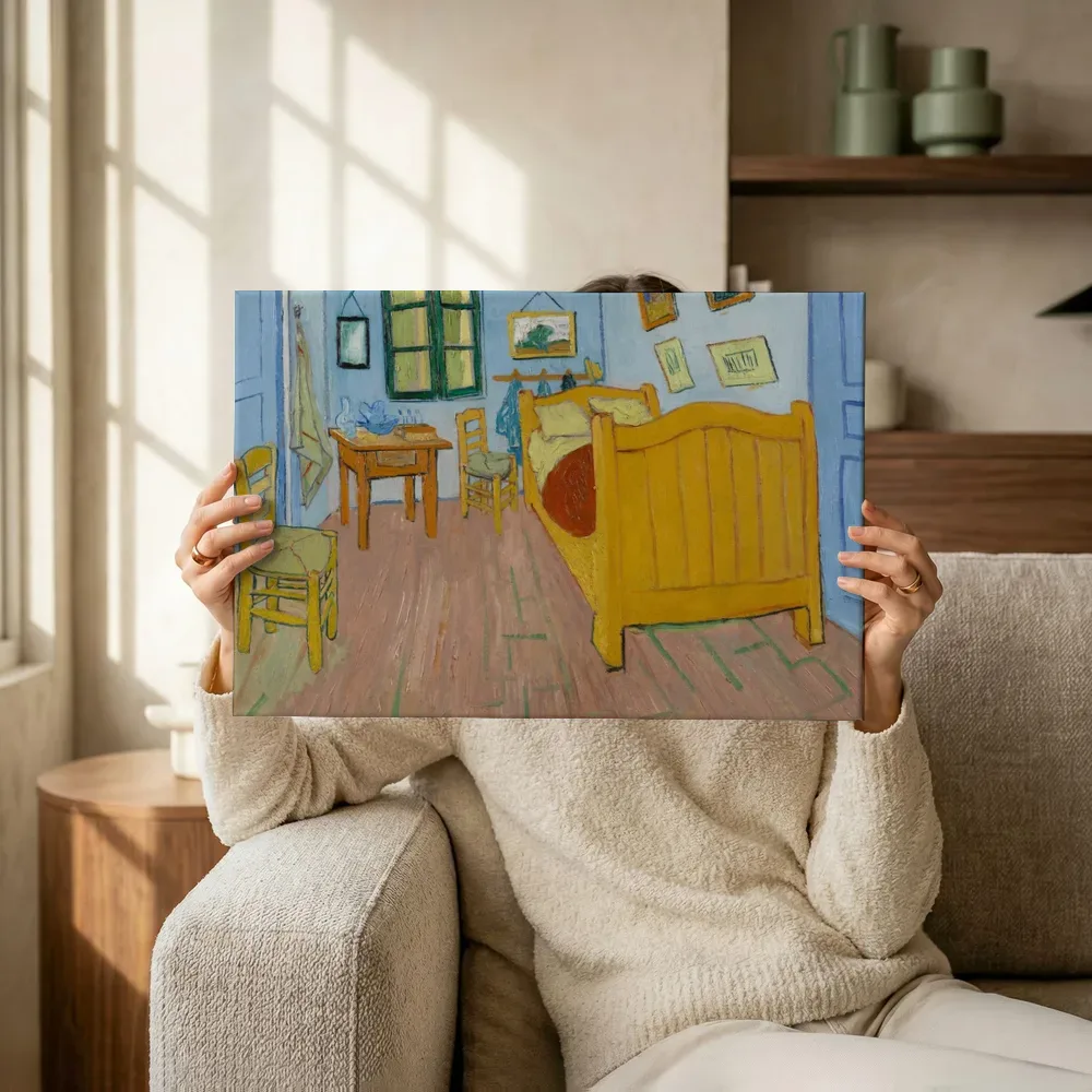 Sfeerimpressie: De slaapkamer van Vincent van Gogh terwijl het omhoog wordt gehouden