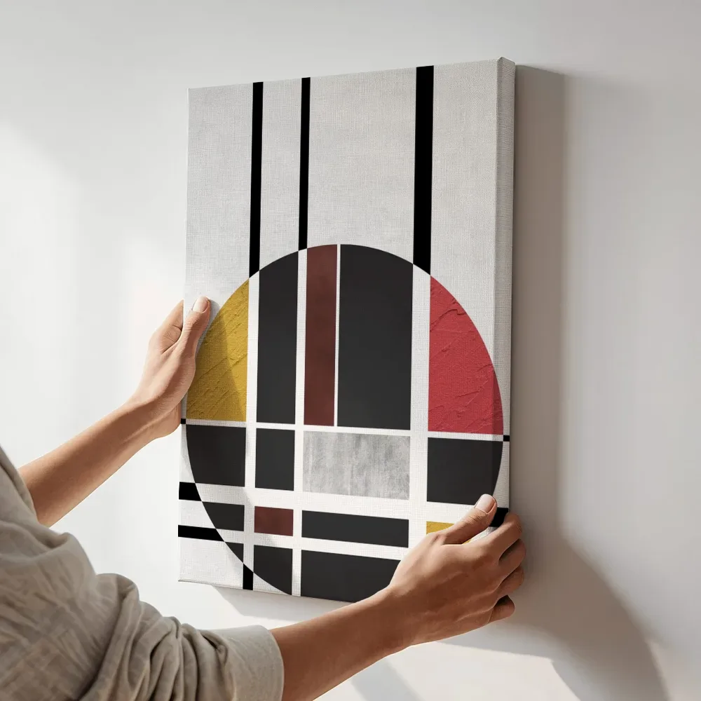 Sfeerimpressie: Geometrische cirkel in zwart en rood terwijl het aan de muur wordt gehangen