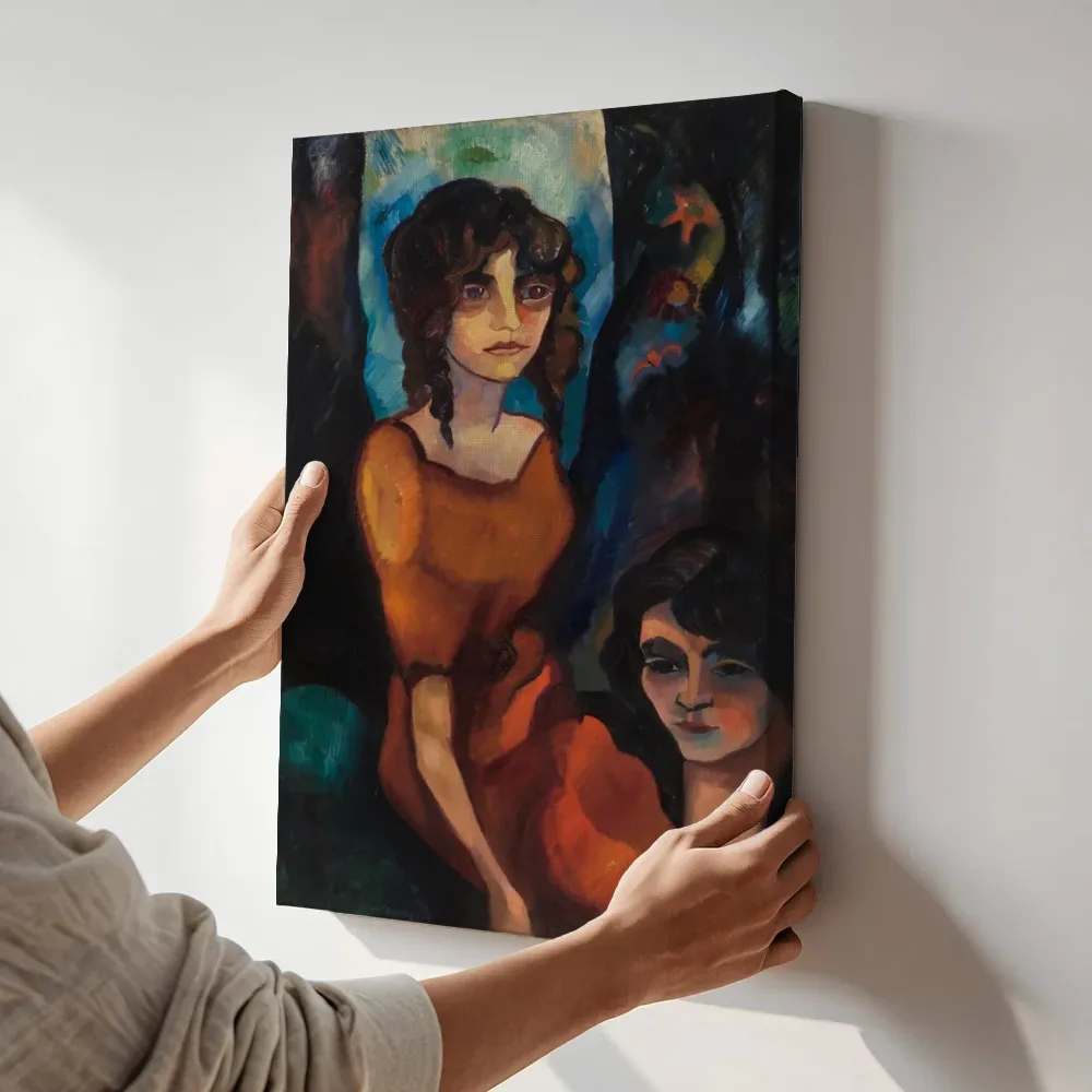 Sfeerimpressie: De zusjes Toorop van Charley Toorop terwijl het aan de muur wordt gehangen