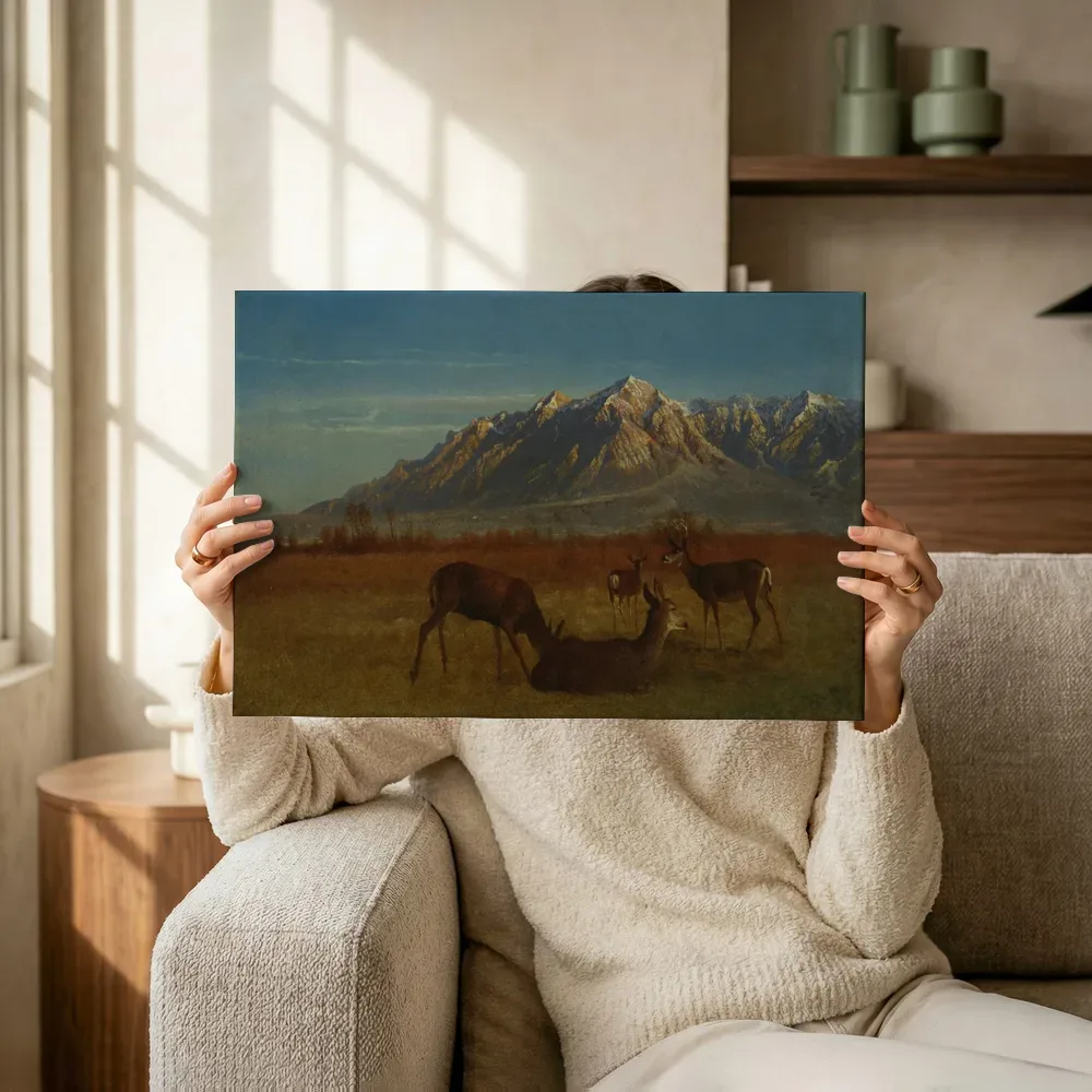 Sfeerimpressie: Deer in Mountain Home van Albert Bierstadt terwijl het omhoog wordt gehouden