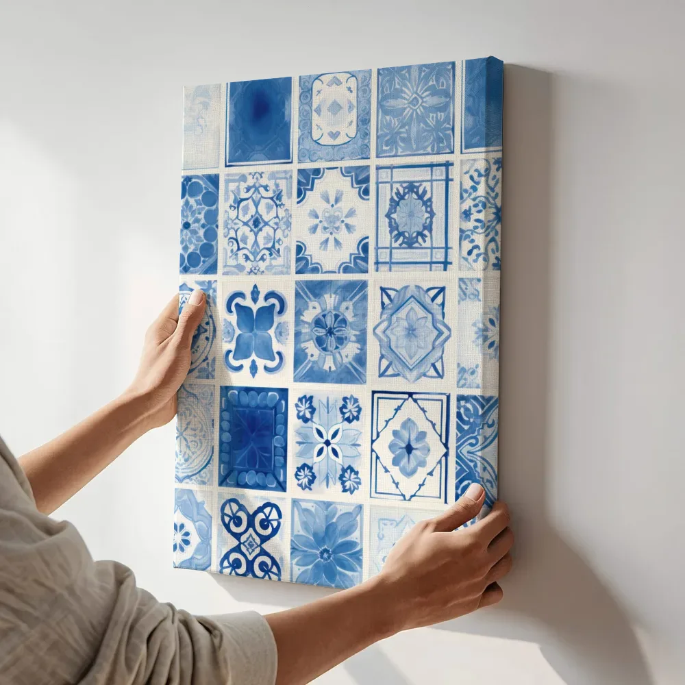 Sfeerimpressie: Delfts blauw mozaïek terwijl het aan de muur wordt gehangen