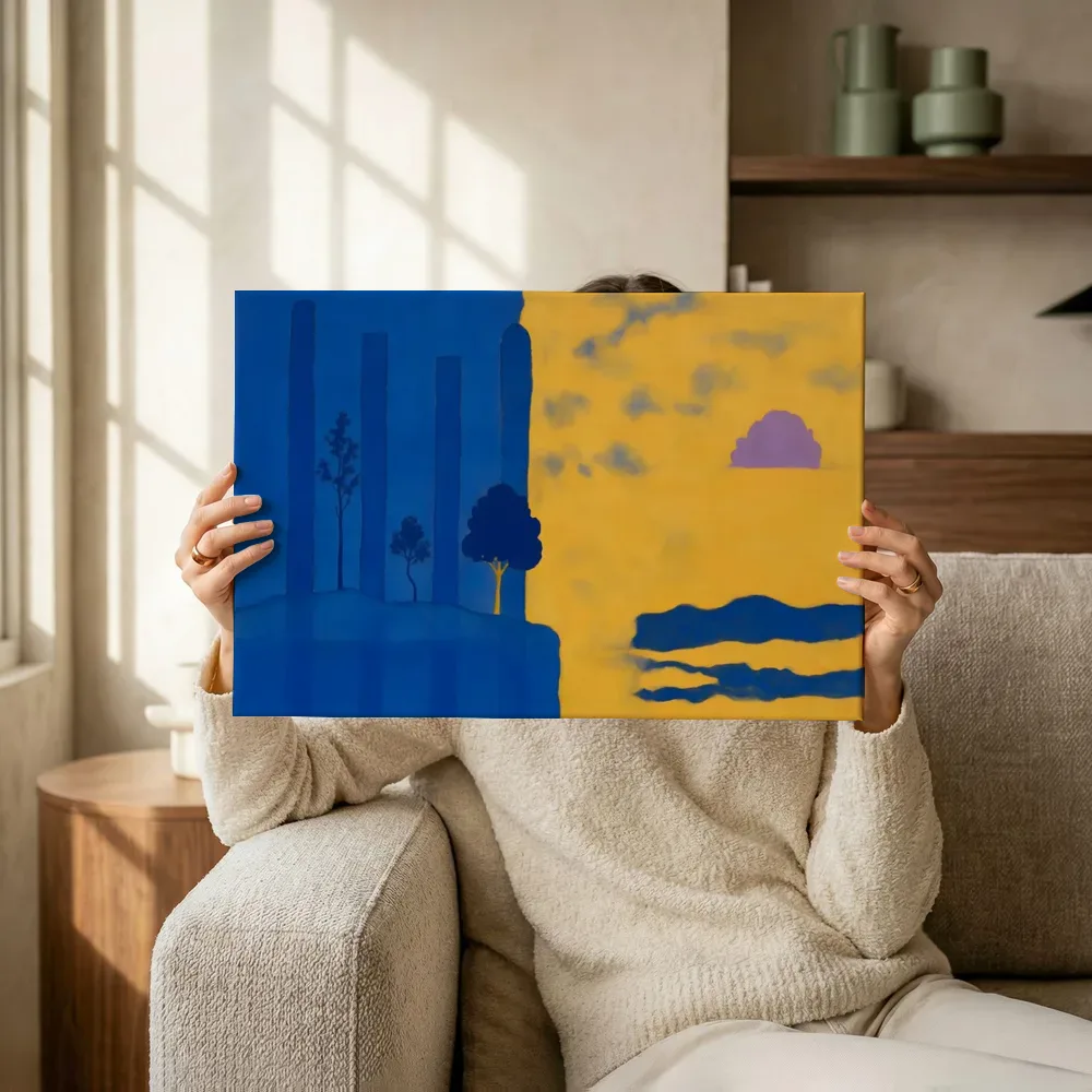 Sfeerimpressie: Dennenbos bij zonsopgang in kobalt en saffraan terwijl het omhoog wordt gehouden