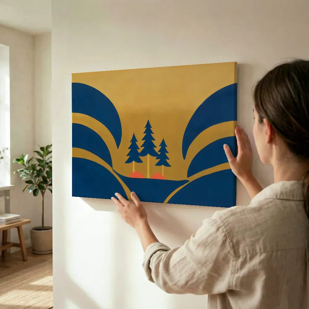 Sfeerimpressie: Dennenbos in delftsblauw en mosterd terwijl het wordt opgehangen