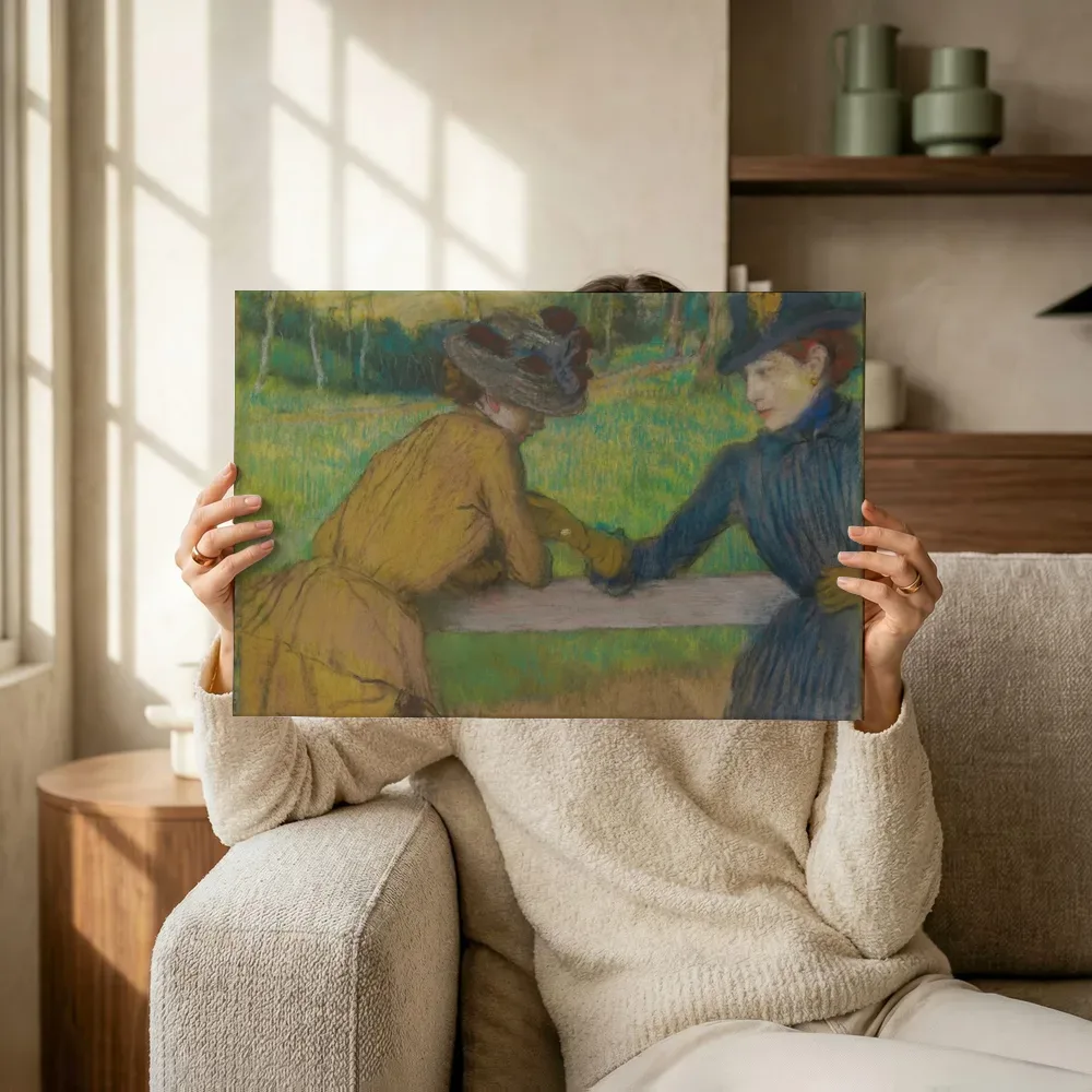 Sfeerimpressie: Twee vrouwen leunend tegen een hek van Edgar Degas terwijl het omhoog wordt gehouden
