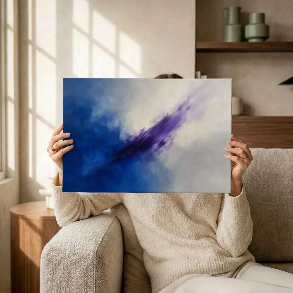 Sfeerimpressie: Diagonaal in kobalt en violet terwijl het omhoog wordt gehouden