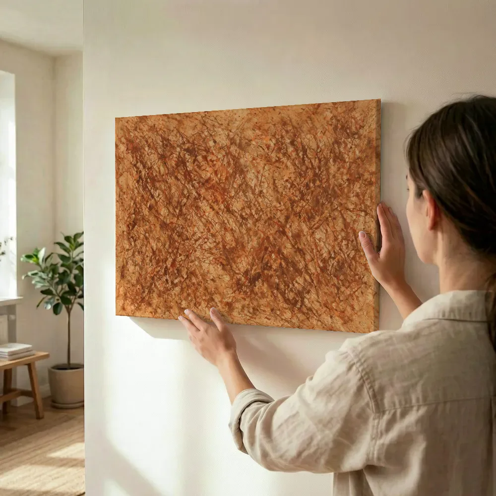 Sfeerimpressie: Diagonaal Spetter in diep terracotta terwijl het wordt opgehangen