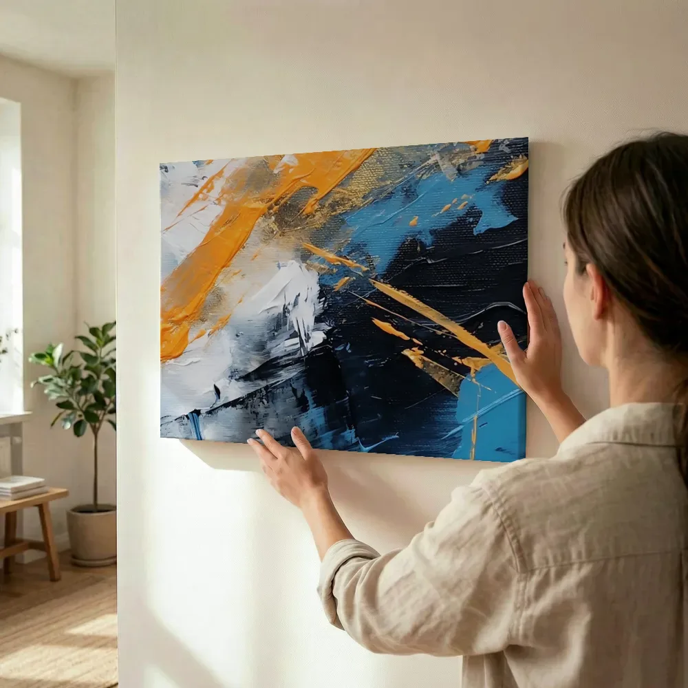 Sfeerimpressie: Diagonale penseelstreken in oranje en blauw terwijl het wordt opgehangen
