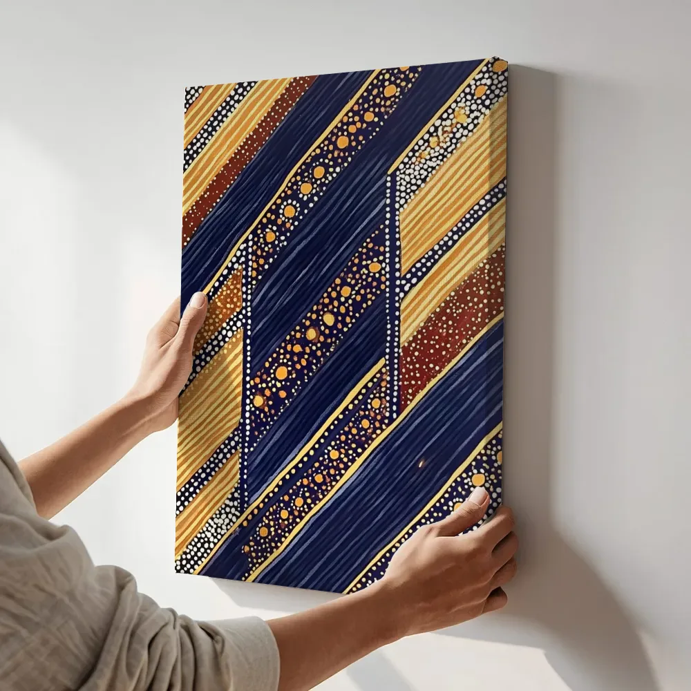 Sfeerimpressie: Diagonale strepen met stippen in marineblauw en goud terwijl het aan de muur wordt gehangen