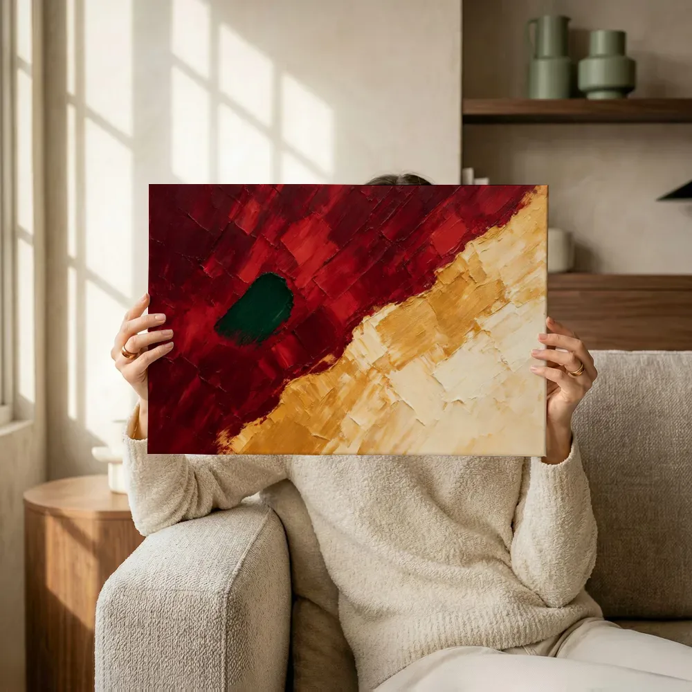 Sfeerimpressie: Diagonale vlakken paletmes, granaatappel in rood terwijl het omhoog wordt gehouden