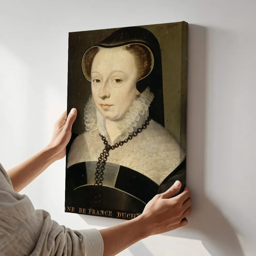 Sfeerimpressie: Diane de Valois, hertogin van Angoulême van François Clouet terwijl het aan de muur wordt gehangen