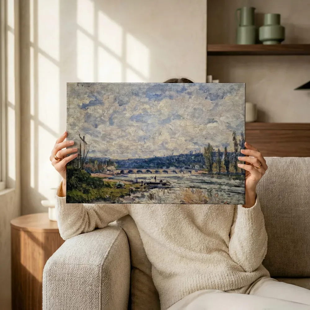 Sfeerimpressie: De brug bij Sèvres van Alfred Sisley terwijl het omhoog wordt gehouden