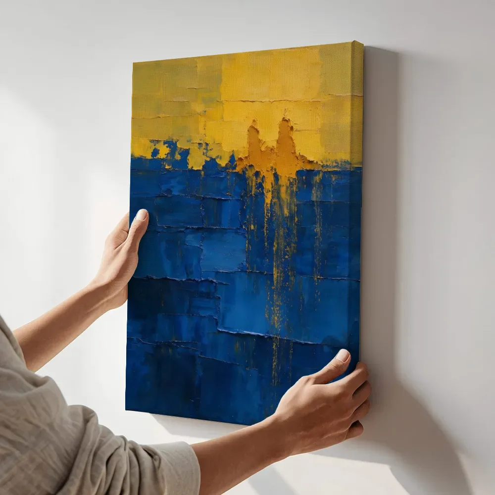 Sfeerimpressie: Diep kobalt en kurkuma met hoge horizon terwijl het aan de muur wordt gehangen