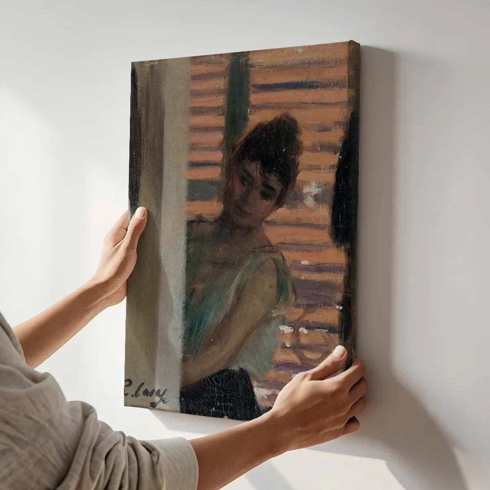 Sfeerimpressie: Vrouw achter een jaloezie van Ramon Casas terwijl het aan de muur wordt gehangen