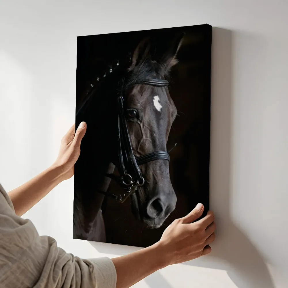 Sfeerimpressie: Donker paard met gevlochten manen terwijl het aan de muur wordt gehangen