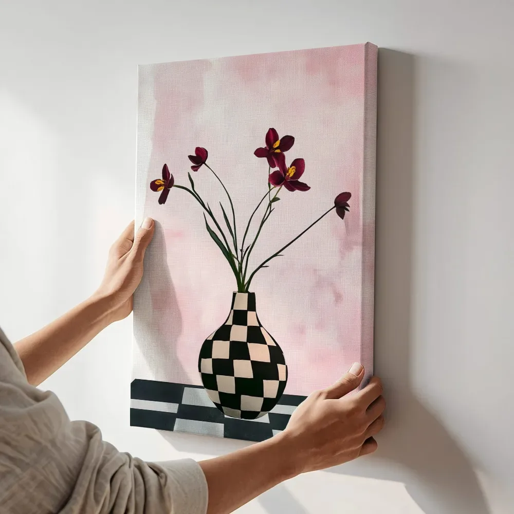 Sfeerimpressie: Donkere bloemen in geblokte vaas terwijl het aan de muur wordt gehangen