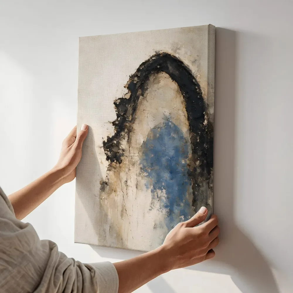 Sfeerimpressie: Donkere boog boven kobalt terwijl het aan de muur wordt gehangen