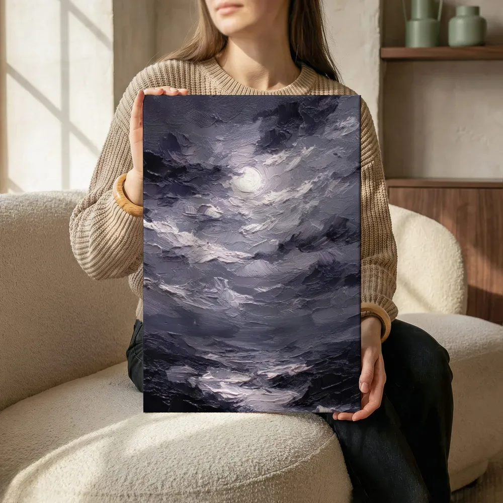 Sfeerimpressie: Maan achter donkere wolken terwijl het zittend wordt getoond