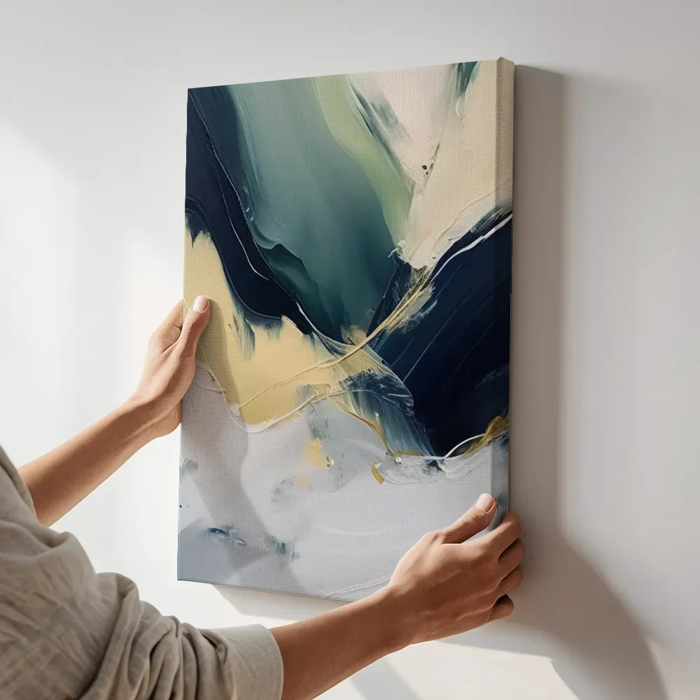 Sfeerimpressie: Dramatisch marmer in teal en goud terwijl het aan de muur wordt gehangen