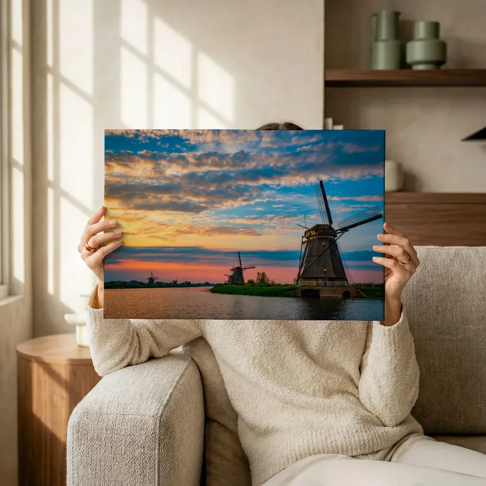 Sfeerimpressie: Dramatische luchten boven de molens van Kinderdijk terwijl het omhoog wordt gehouden