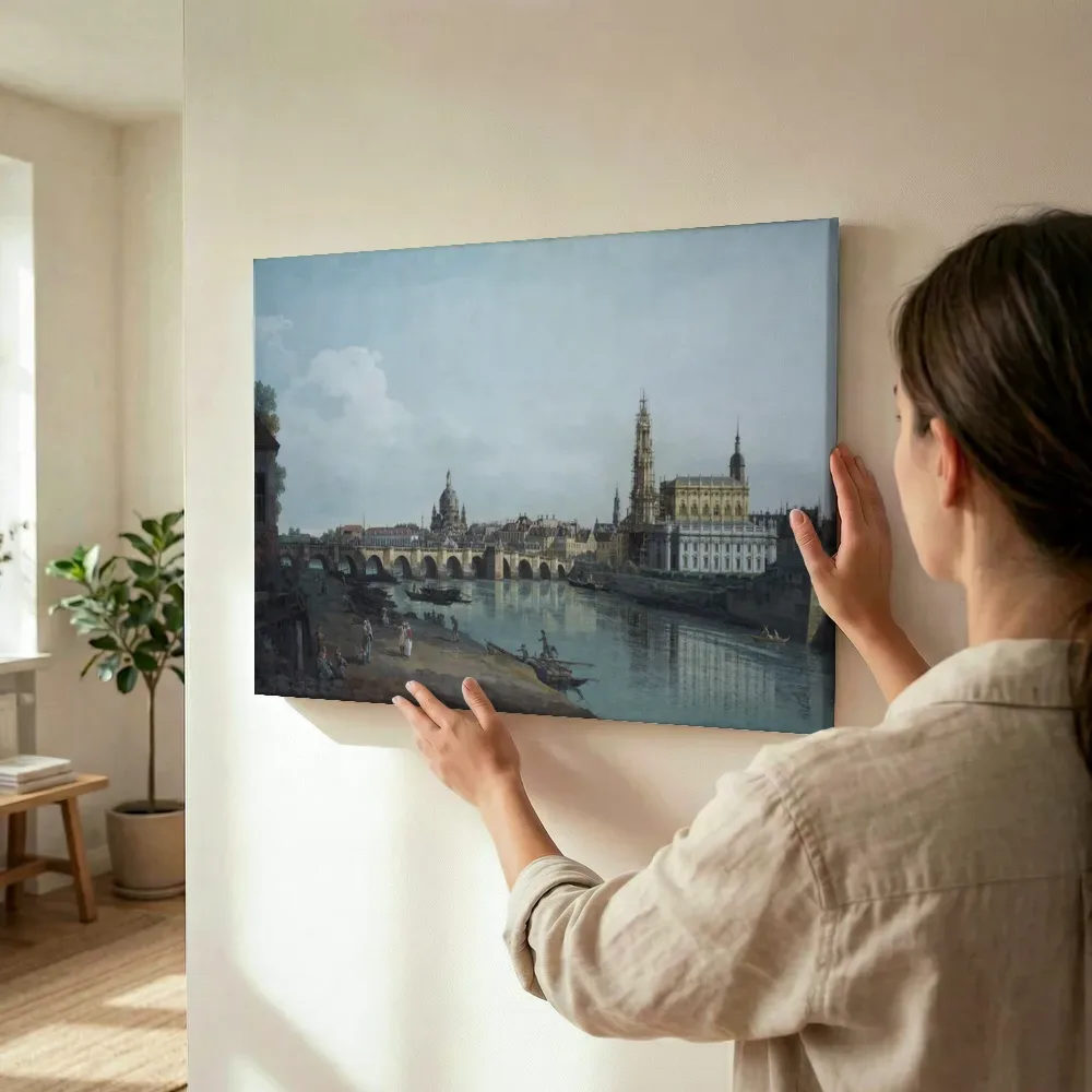 Sfeerimpressie: Dresden vanaf de rechteroever van de Elbe beneden de Augustusbrug van Bernardo Bellotto terwijl het wordt opgehangen