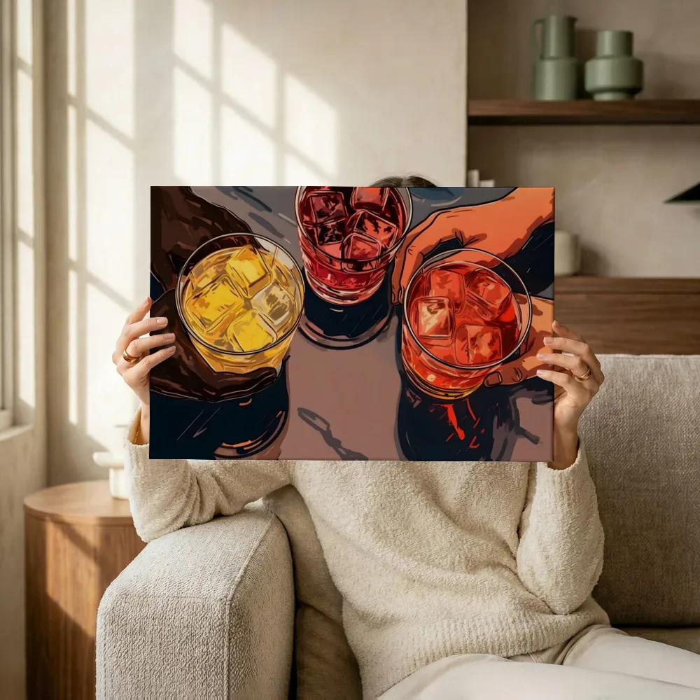 Sfeerimpressie: Drie cocktails met IJsblokjes terwijl het omhoog wordt gehouden