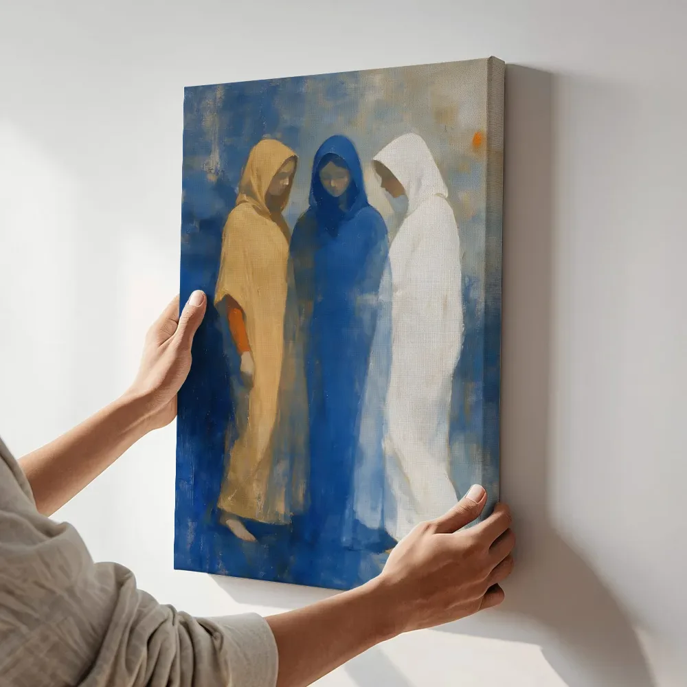 Sfeerimpressie: Drie gehulde figuren in delftsblauw terwijl het aan de muur wordt gehangen