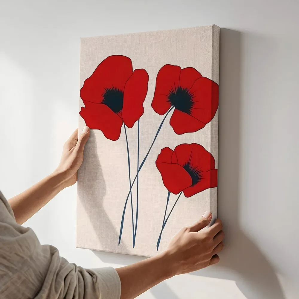 Sfeerimpressie: Drie rode klaprozen terwijl het aan de muur wordt gehangen
